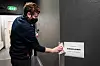 SPRITING: Thomas Sørmo sørger for å sprite over ringeklokka mellom hver nye kunde som kommer til klikk og hent-avdelingen. Han og butikksjefen er de eneste som ikke er permitterte i denne runden.