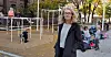JENTER PRIORITERT: Lærer Marianne Gaasø i aktivitetsparken til Lakkegata skole. Her har noen jenter samlet seg i et klatrestativ, som er et av flere apparater arkitektene har valgt særlig med tanke på jenter.