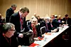 VENTER: Anders Skattkjær (nr. tre f.v.) mener meklingstiden må ned. I år ble det satt ny rekord for frontfaget med 18 timer. Stående ser vi Fellesforbundets leder Arve Bakke.