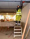 ELEKTRO: Elektrikere i bygg og anlegg kan ha belastende arbeidsoppgaver. Her under arbeid med utvidelsen av Gardermoen / OSL noen år tilbake.