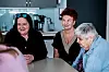 Vernepleier Elin Kristiansen (t.v) er kollega med russiske Tatiana Rybalko. Gunda Elisabeth Johansen sitter sammen med dem.