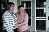 Leder Elisabeth Jensen sammen med beboer i omsorgsboligen.