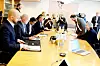 KLAR FOR MØTE Marte Mjøs Persen i møtet i dag. Foruten statsråden (t.h). ser vi også statssekretær Amund Vik (i ferd med å sette sge) samt advokater og observatører og departementsfolk og presse. F.v. Eirik Brønner, Knut Helge Hurum, Jon A Lange,  Torvald Falch.