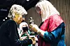 Forbundsleder Anita Johansen (til høyre) overrekker LOs høyeste utmerkelse til Erna Hagensen.