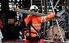 RETT VEI: Arbeidsmiljøet på norske arbeidsplasser utvikler seg i positiv retning. Blant annet er det færre som sier at de må løfte i ubekvemme stillinger. Illustrasjonsfoto.