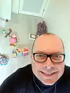 Blom har permisjon som fengselsbetjent ved Ila fengsel og forvaringsanstalt for å jobbe på hovedkontoret for Norsk Fengsels- og Friomsorgsforbund.