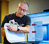 Å få det tettest mulig er viktig for å minske kuldetapet. Her peker fabrikksjef Finn Arne Børresen på patentet med ekstremt tynne lag med aluminium.