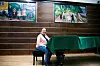 Sekretær i NNN-klubben, Else Marie Eide, har satt seg ned ved Edvard Griegs piano som også befinner seg i Freiasalen.