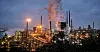 Bildet viser en av ThyssenKrupps koksfabrikker som damper for det nærliggende stålverket i Duisburg i Tyskland.