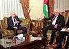 Generalsekretæren i den Arabiske liga, Nabil al-Arabi (tv) i møte med den palestinske presidentene Mahmoud Abbas i Kairo tirsdag.  Abbas har bedt om et ekstraordinært møte i ligaen for å diskutere stansen i fredsprosessen i Midt-Østen. Al-Arabi sa at møtet som blir arrangert 9. april, diskuterer alle muligheter etter at Israel nektet å løslate en fjerde gruppe med 26 palestinske fanger.