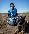 Maria og hunden Zmaj på jobb