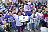 EN HISTORISK DAG: Lokale medlemmer av Service Employees International Union (SEIU) i California feirer avgjørelsen om at delstaten vil innføre en minstelønn på 15 dollar i timen.
