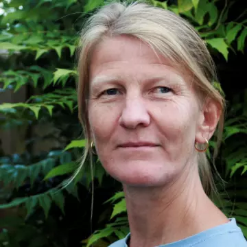 Økologisk økonom (Ph.D.), uavhenging utreder og skribent, og redaktør for nettstedet degrowth.no. Hun er bosatt i Wien.