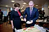 Bidrar: LO-leder Gerd Kristiansen kunne godt servert kake til arbeidsminister Robert Eriksson som hun mener har bidratt til LOs medlemsrekord. Her er det statsråden som spanderer kake i forbindelse med ny IA-avtale.?