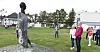 Ap-leder Jonas Gahr  Støre og LO-leder Peggy Hessen Følsvik ved statuen av Thorvald Stoltenberg i Kirkenes.