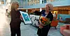 VINNER: Nina Melsom (t.v.), direktør for Arbeidsliv i NHO overrekker Akan-prisen 2020 til konserndirektør for HR og HMS i Hydro, Hilde Vestheim Nordh.