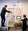 NIVÅHEVING: Automatiker Nicolay Gram og elektriker Eystein Begby kan styre nivåforskjellene fra en nærliggende skjerm. Medstudentene landet rundt kan gjøre akkurat det samme hjemmefra, og dermed få den samme laboratoriepraksisen.