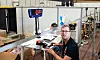 TESTER TIMER: Ståle Brå demonstrer hvordan timeren til speedtest-fiberspleisingen fungerer. Bak rigger Ruben Hagevik Åsheim opp utstyr før konkurransen.