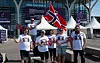 TEAM HELSE: Supporterklubb for team helse, alle fra Fagforbundet, f.v. Eskil Hustvedt, Grete Mosand, Monica Reitan, Lisa Bjørnstrøm, Ingvar Skjerve. Bak med det enorme flagget, Helge Arild Sporsheim. Heiagjengen rommer egentlig flere også, men det var litt trafikale problemer denne dagen. Og foreldrene til helsefagarbeider Emma Straub kommer ned torsdag.