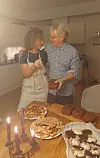 VENTETID: Kari Veiteberg og Rolv Nøtvik Jakobsen ble kjærester på 80-tallet, etter å ha visst om hverandre en stund. Når hun har isbadet nå, venter han med speilegg hjemme. Her med julebakst en tidligere advent.