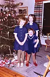 JUL PÅ STORD: Kari Veiteberg med storesøstrene Jorunn og Åse, hun tror det er fra jula 1966, året ble lillesøster Anne ble født. I årets juleandakt gjengir hun et brev fra faren sin der han skriver om betydningen av det du henger på treet.