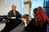 EGEN FRISØRSALONG: I skolens egne frisørsalong får kunde og Hux-lærer Carita Böckerman-Oksanen  fikset på sveisen av frisørlærer Susanna Lönnqvist og en frisørelev (med ryggen til). Her kan hvem som helst bestille time.