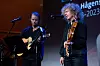 Erik Sollid (gitar) og Tuva Syvertsen, fremfører De unge slekter.