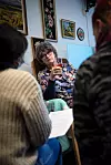 ROLLESPILL: Simulator-lærer Monica Lindström er pleiepasient i rollespill med helsefagelever. Her går hun inn i rollen som Hjørdis. Hjørdis har nettopp mistet sin søster og føler seg trist. Hun liker å ta et glass vin.