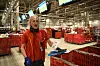 KJENNER DET PÅ KROPPEN: – For oss som har jobbet her noen år, så skjer det noe i kroppen når man nærmer seg desember. Jeg liker denne tida. Jula er artig, og vi føler at jobben er ekstra viktig – noe vi har kjent ekstra mye på i år grunnet koronaen. Men i jula gjelder det liksom litt ekstra, sier James Kokstad som med 40 års fartstid kan betegne seg som veteran i Postens rekker.