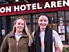 PÅFYLL: Thea Karlsen og Malin Anette Klund nyter et faglig avbrekk fra fengselshverdagen.