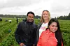 Jordbærskolen er et ukeskurs for å lære hva som kreves av en jordbærplukker. Rekrutteringen tar Nav og migrasjonssenteret i Indre Østfold seg av. Prosjektleder Eldin David og markedsrådgiverne Jeanette Heggelund og Cynthia Aponte i markedsteamet følger deltakerne og prosjektet.