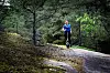 i skogen: Grønvold trekker stadig mer ut i det fri. Her på en lokal løpetur med lille Petra.