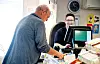 GOD SERVICE: Cateringansatte er de mest tilstedeværende arbeiderne på båten. De må alltid være imøtekommende mot passasjerer, forteller Liv Jorunn Bøe.