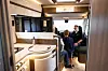 ALL INCLUSIVE: Tommy Bakke med Einar Hoseth (med ryggen til) som vurderer å kjøpe en bobil av typen Hymer Masterline 790. Legg merke til senga over fører-seksjonen. Den kan senkes for ekstra sengeplass.