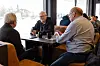 VIL FÅ MED FLERE: Nestleder i den lokale pensjonistforeningen, Jan Steinar Næsseth (i midten), er opptatt av at banken skal kunne hjelpe pensjonistene med å ta i bruk de digitale verktøyene. Her sammen med Jan Anders Bråten (t.h.) og Cato Kristiansen.