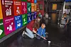 VAKUUMFORSØK: Johanne Yri Stokke har sommerjobb på vitenskolen og hjelper elevene med å skyte kaffebønner gjennom en plastslange.