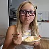 SMAKSPRØVE: Helene Olsen Torp (10) er kjempefornøyd med iskremen de har laget.