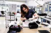 Trine Beathe Sandø Innlagen reparerer en boks som inneholder kretskort. Kretskort sammenkobler elektroniske komponenter, som sammen danner en eller flere elektriske kretser.