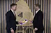 NY RAPPORT: Leder for Myndighetskontakt hos Fornybar Norge, Robert Kippe (t.h.) overleverer rapporten til energiminister Terje Aasland (Ap).