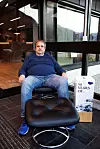 50 ÅR: Edvard Lie, hovedtillitsvalgt i Industri Energi, slapper av i den første Stressless fra 1971.