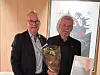 50-årsjubilant: Dan Alfred Vindheim (til venstre) fra Kystverket har være medlem i 50 år. Til høyre står distriktssekretær Vidar Røren.