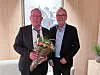 25-årsjubilant: Birger Nicolaysen (til venstre) fra vakt fikk nål for 25 års medlemskap i Norsk Arbeidsmandsforbund. Til høyre står distriktssekretær Vidar Røren.