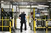 Tankene som produseres på Kongsvinger brukes til industriell bruk og selges til bedrifter i hele Norden. Her lyses de opp for å sjekke at det den er i orden og uten hull eller andre mangler.