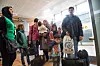 VELKOMST: På Gardermoen blir nyankomne flyktninger møtt av Norsk Folkehjelp