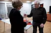 KNIVMAKER: Sørsamen Magne Jostein Haugen viser Mari Nordfjell en kniv han har laget.