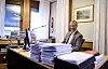 LESE ELLER TASTE? Avdelingsleder Vidar Bjørnstad på LOs internasjonale avdeling har nok å lese på.