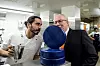 EGENKOMPONERT: Kongressjef Helge Johansen (t.h) er opptatt av norsk mat, her med den litt unike 'Blå kongress'. Kokken Mario Lipovac vil gjerne smake på osten.