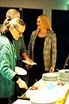 MARSIPANKAKE: Hanne Kullerud Nielsen, APF-leder fra 1998  til 2000 forsyner seg av julieumskaka. I bakgrunn Line Mette Finnøy, også tidligere forbundsleder.
