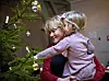 I GENERASJONER. Marit Smedby Lorensen gikk sine barnsben i huset. Nå lærer hun barnebarnet Tuva til å bli glad i huset.