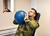 TRENING: Hansens folkehelsetips nummer én er å gå i terreng, utenfor sti, med tung sekk på ryggen. Her med medisinballen som brukes til fysiske tester på sesjon.